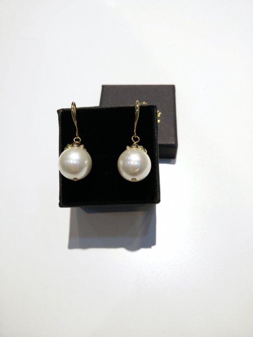 H/M Pearl Shell Earring-White